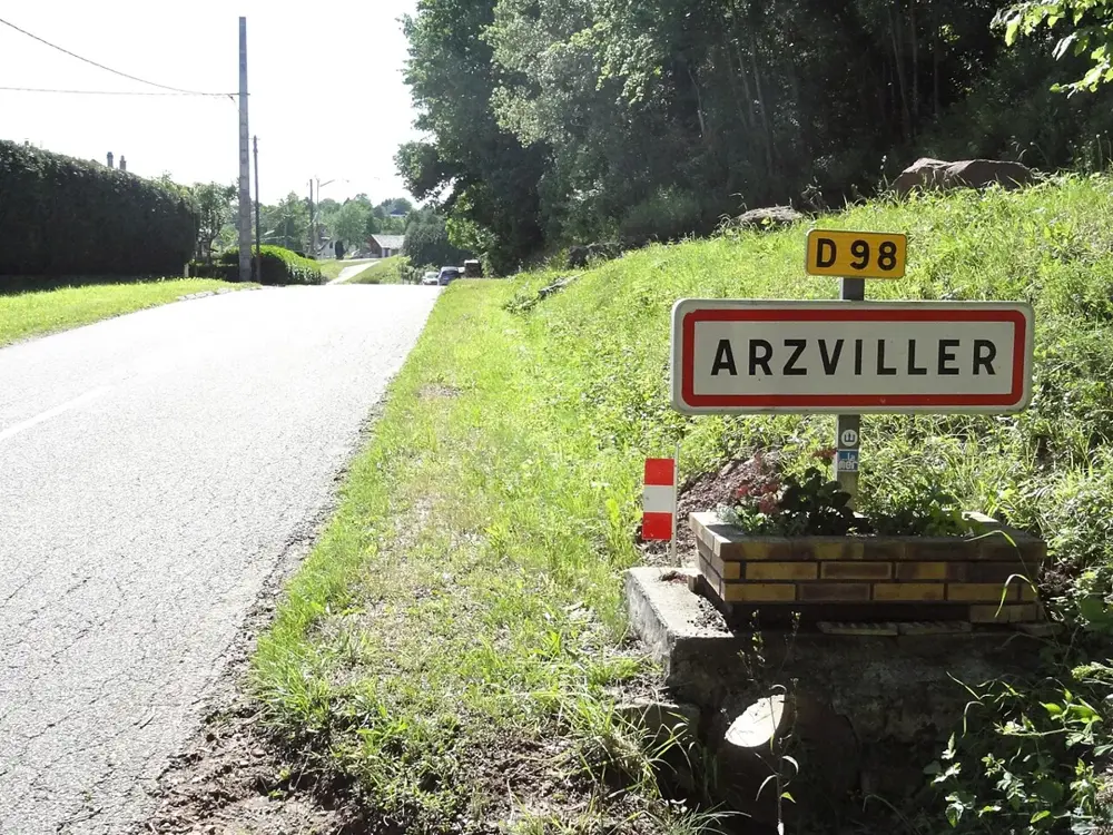 Arzviller (Moselle) city limit sign